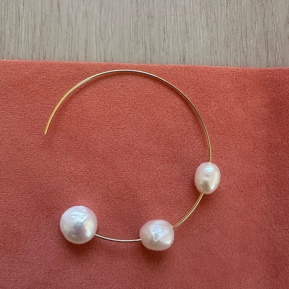 💕 Cult Gaia Gold Hoop Earrings with White Pearls - Picture 6 of 6
